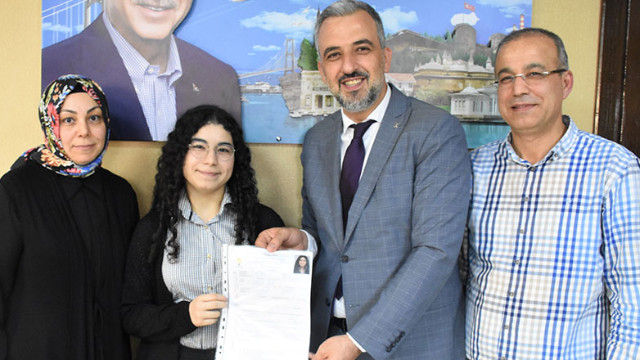 AK Parti'nin Kocaeli'nden milletvekili adayı olan 18 yaşındaki Elif Nur Bayram kimdir?