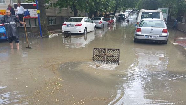 Ankara'da sağanak yağış ve dolu hayatı olumsuz etkiledi