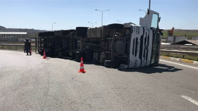 Bakırköy sahil yolunda TIR devrildi