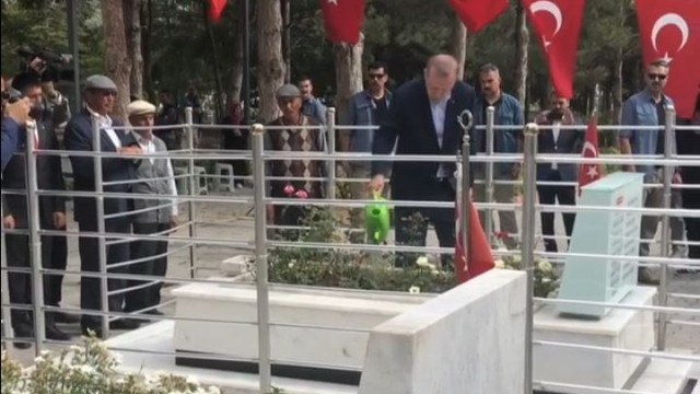 Cumhurbaşkanı Erdoğan Ömer Halisdemir'in kabrini ziyaret etti