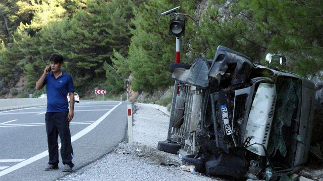 Muğla’da midibüs devrildi: 20 yaralı