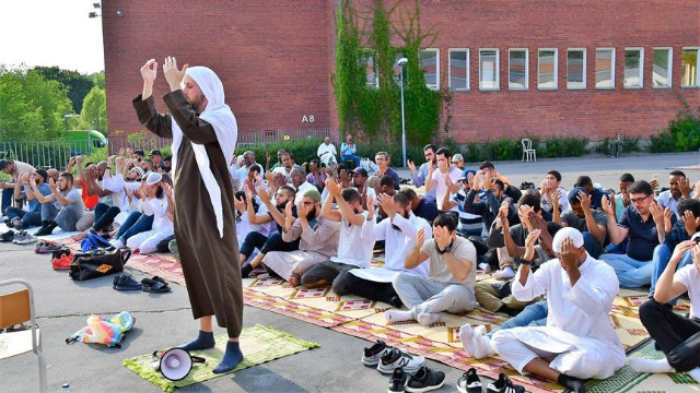 Müslümanlar İsveç'te yağmur duasına çıktı