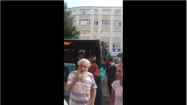 İstanbul'da etek giyen kadınlar yaşlı adam tarafından hakarete uğradı