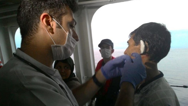 Kuşadası'nda 44 kaçak göçmen ve 1 insan kaçakçısı yakalandı