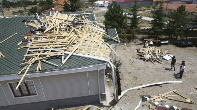 Ankara'da fırtına ve hortum evlerin çatısını uçurdu