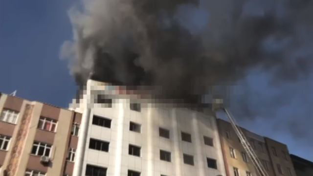 İstanbul, Sultanbeyli'de özel bir hastanenin çatısında yangın çıktı
