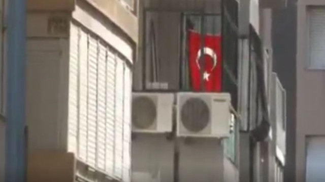 Brunson'ın tutuklu bulunduğu eve Türk bayrağı asıldı