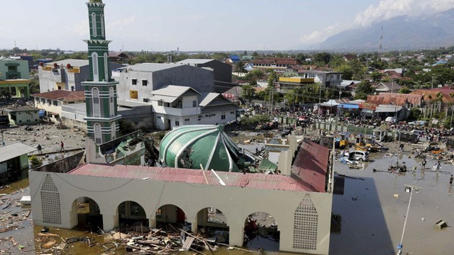 Endonezya'da meydana gelen deprem ve tsunamide ölü sayısı bin 203'e yükseldi