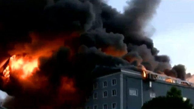 İstanbul Valiliği, Esenyurt'ta meydana gelen fabrika yangının kontrol altına alındığını açıkladı