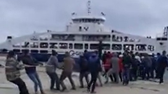 Denizde kalan gemiyi vatandaşlar halatlarla kıyıya çekti