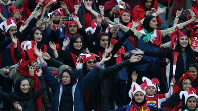 İran'da bir ilk... Kadın taraftarlar maça girdi!
