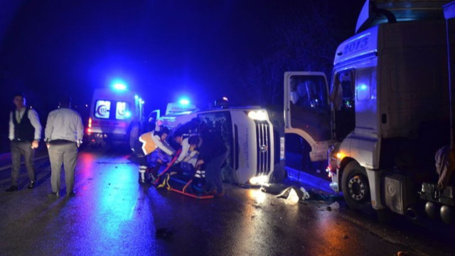 Son Dakika! Çanakkale'de işçileri taşıyan minibüs ile TIR çarpıştı