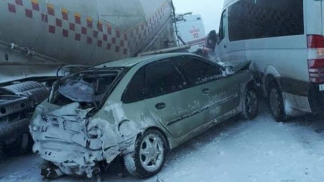 Erzurum’da zincirleme kaza! 20 araç birbirine girdi