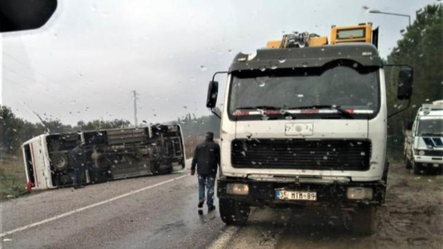 İzmir'de servis devrildi: 17 yaralı