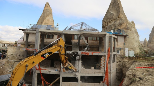 Peri Bacaları'nın yanındaki inşaatın yıkımına başlandı
