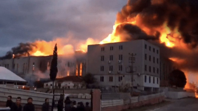 Kocaeli'de bulunan sünger fabrikasında yangın çıktı