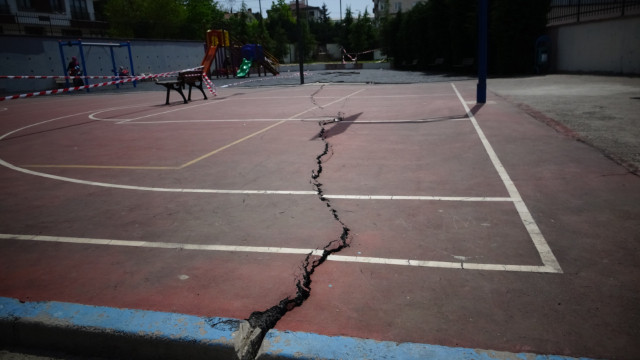 Sancaktepe’de ilkokulun yanındaki parkta oluşan çatlaklar korkuttu