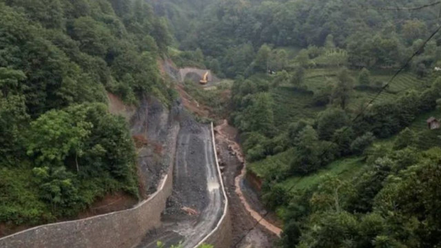 Rize'de heyelan yol kapattı!