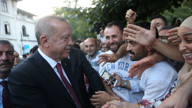 Cumhurbaşkanı Erdoğan, Sultanahmet'te vatandaşlarla buluştu