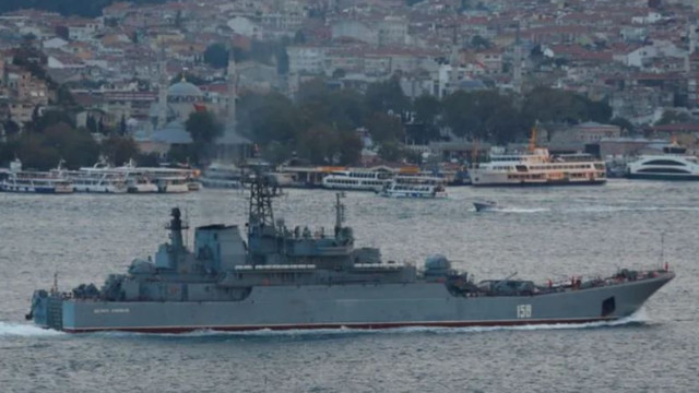 Rus savaş gemisi İstanbul Boğazı'ndan geçiş yaptı