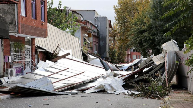 Fırtına Maltepe'de bir okulun çatısını uçurdu