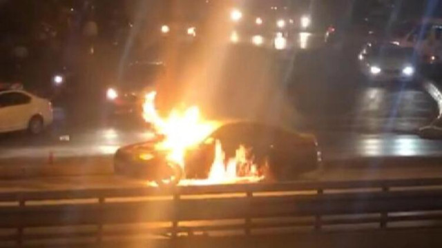 İstanbul'da lüks otomobil alev alev yandı