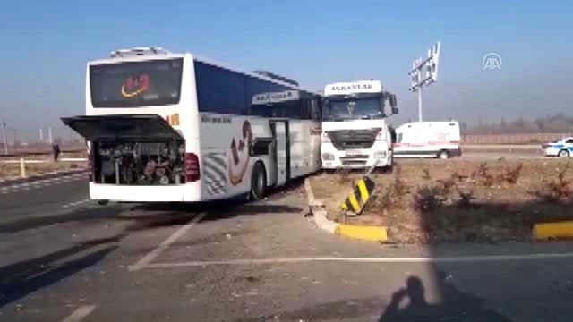 TIR ve yolcu otobüsü çarpıştı: Ölü ve yaralılar var