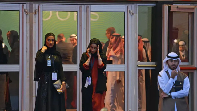 Suudi Arabistan’da bir ilk! Kadınlara erkeklerle aynı kapıdan geçme hakkı