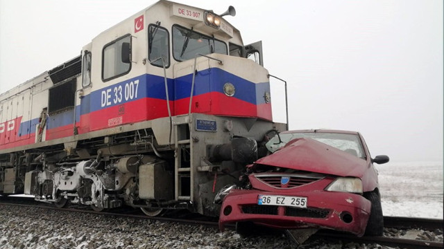 Kars’ta tren otomobile çarptı!