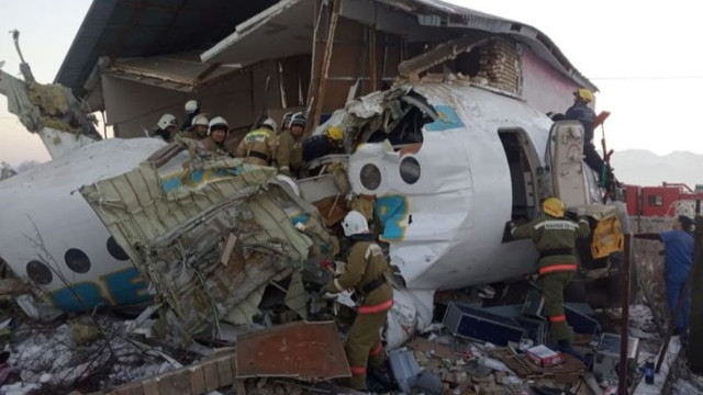 Kazakistan'da yolcu uçağı düştü! Çok sayıda ölü var