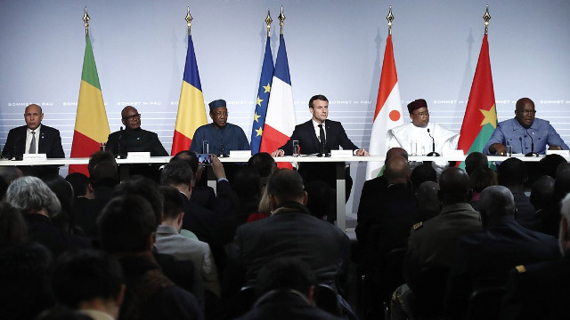 Fransa Afrika'daki askeri varlığından vazgeçmiyor