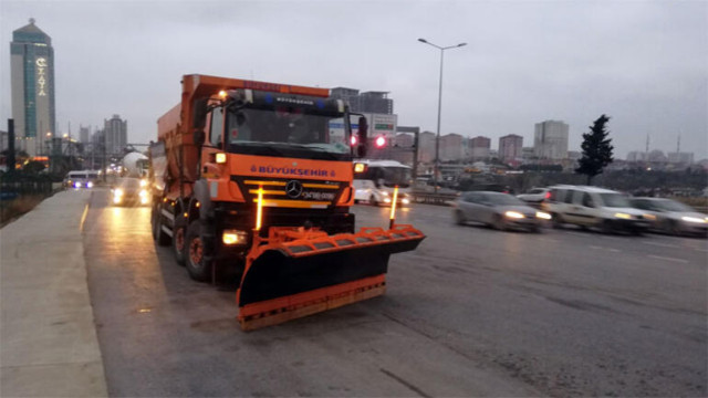 İstanbul’da kar küreme araçları yollarda!