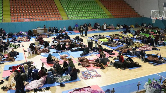 Depremden etkilenenler geceyi spor salonunda geçirdi