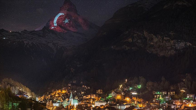 İsviçre Alpleri'nin zirvesine Türk bayrağı