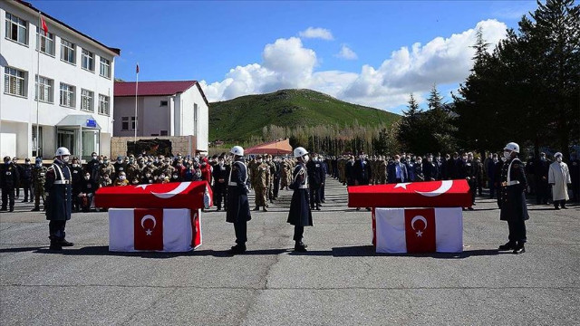 Bitlis'te şehit olan iki asker son yolculuklarına uğurlandı