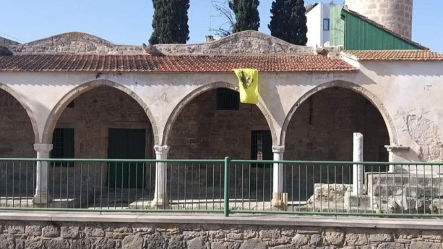 Kıbrıs'ta camiye Bizans bayrağı astılar