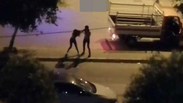 Genç kızı sokak ortasında dövdü!