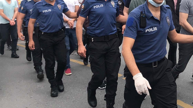 İzmir'de FETÖ'nün hücre evlerine düzenlenen operasyonda 25 kişi gözaltına alındı