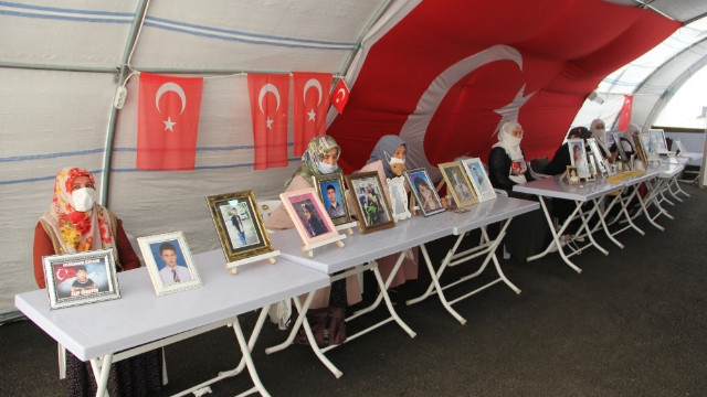 HDP önündeki ailelerin evlat nöbeti 327’nci gününde