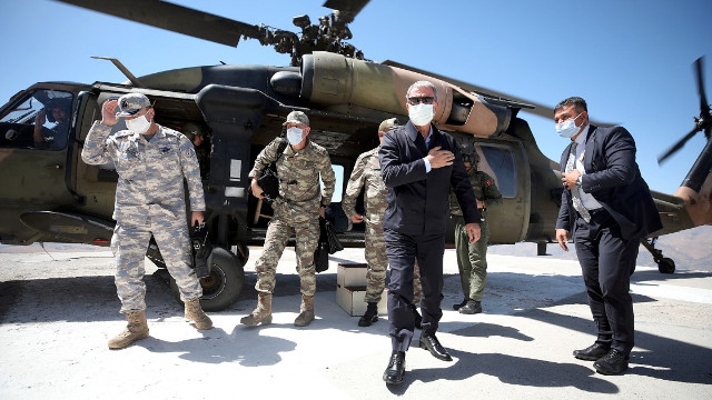 Milli Savunma Bakanı Akar ve komutanlar Irak sınırında