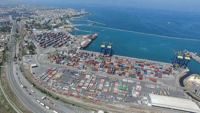 İskenderun'daki uluslararası liman Lübnan'a destek için hazır