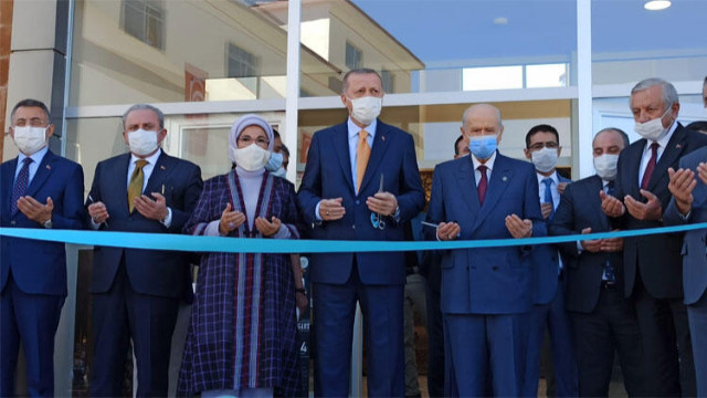 Cumhurbaşkanı Erdoğan Bitlis'te, Ahlat Gençlik Merkezi'nin açılışını gerçekleştirdi