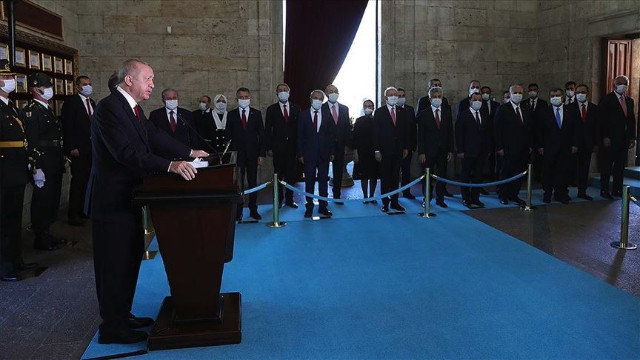 Cumhurbaşkanı Erdoğan liderliğinde devlet erkanı Anıtkabir'de