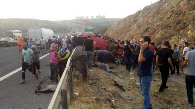 Ankara'da otomobil bariyere çarptı: 3 kardeş öldü