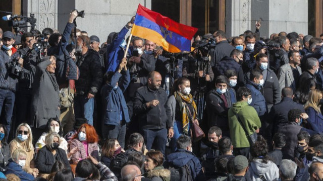 Ermenistan'da binlerce kişi Paşinyan'a karşı sokakta!