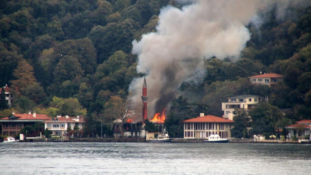 Çengelköy'de tarihi camide yangın çıktı!