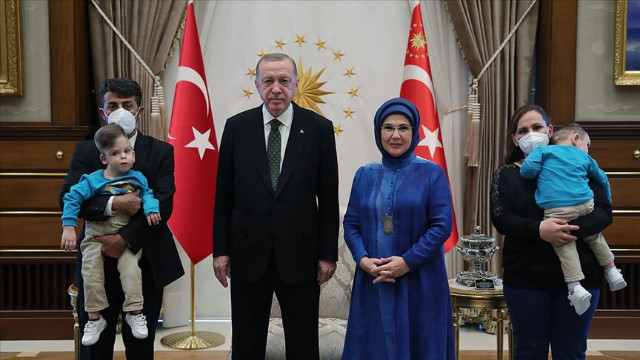 Erdoğan Antalyalı siyam ikizlerini kabul etti
