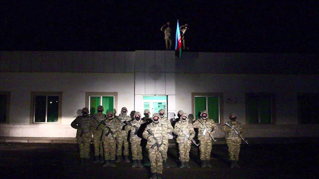 Azerbaycan ordusu Laçın'a bayrak dikti