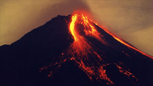 Endonezya'da Merapi yanardağı lav püskürtüyor