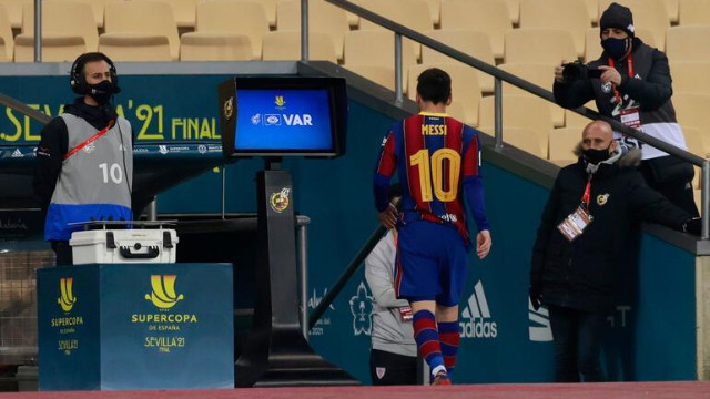 Rakibine yumruk attı! Lionel Messi ilk kez kırmızı kart gördü